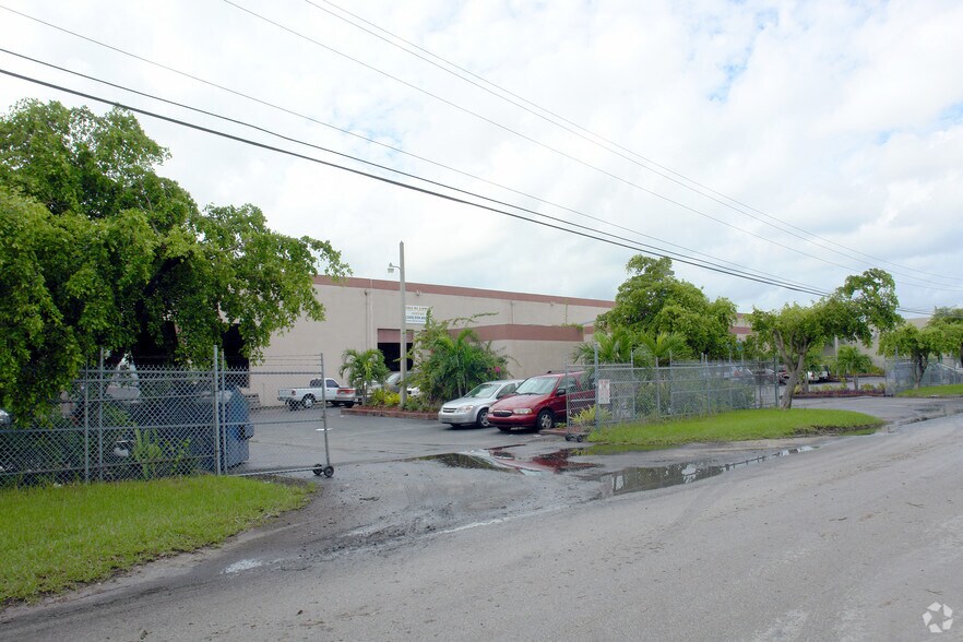 More Photos Of 1730 W 38th Pl, Hialeah Manufacturing For Lease