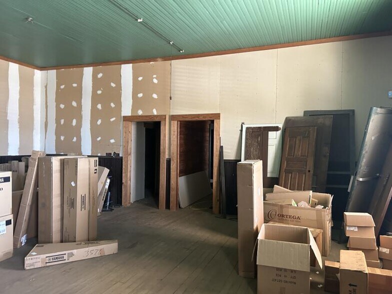 More Photos Of 100 N Main St, Lindale General Retail For Sale