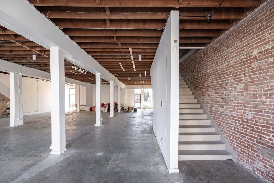More Photos Of 629 N Western Ave, Los Angeles Office For Lease