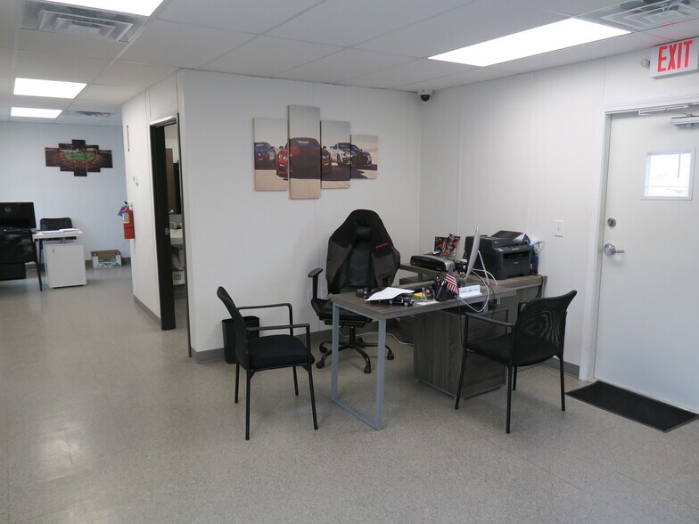 More Photos Of 6011 Skyline Dr, Houston Auto Dealership For Lease