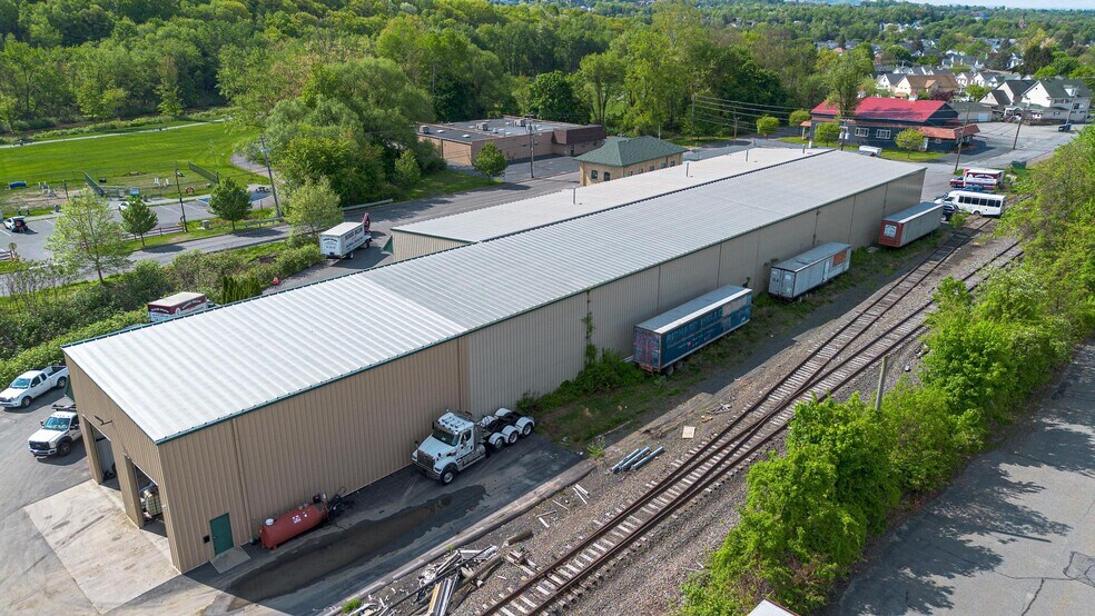 More Photos Of 807 Enterprise St, Dickson City Warehouse For Lease