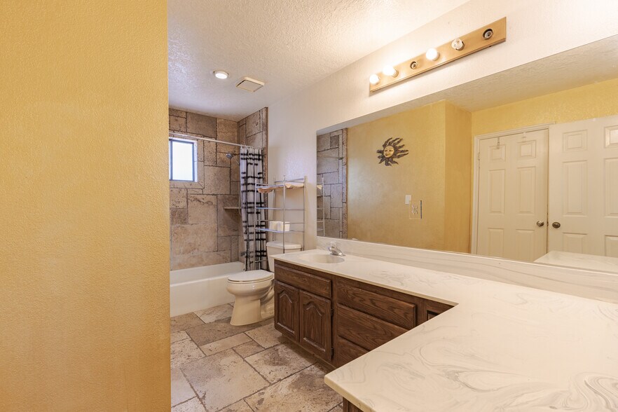 More Photos Of 481 W 100 N, Hurricane Specialty For Sale