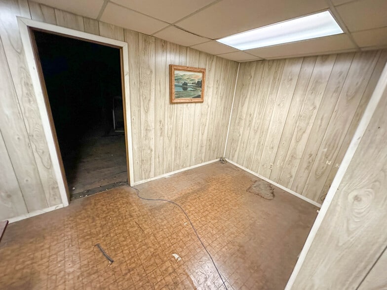 More Photos Of 423 N 7th St, Perry Freestanding For Sale