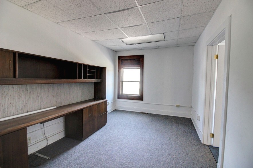 More Photos Of 142 Middle St, Geneva Warehouse For Sale