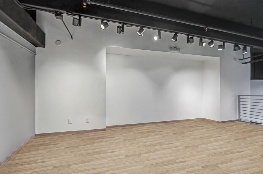More Photos Of 6030 NW 102nd Ave, Doral Showroom For Sale
