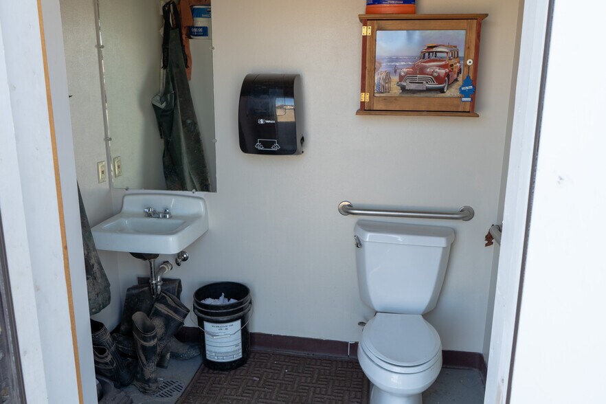 More Photos Of 1201 Cedar St, Helena Carwash For Sale