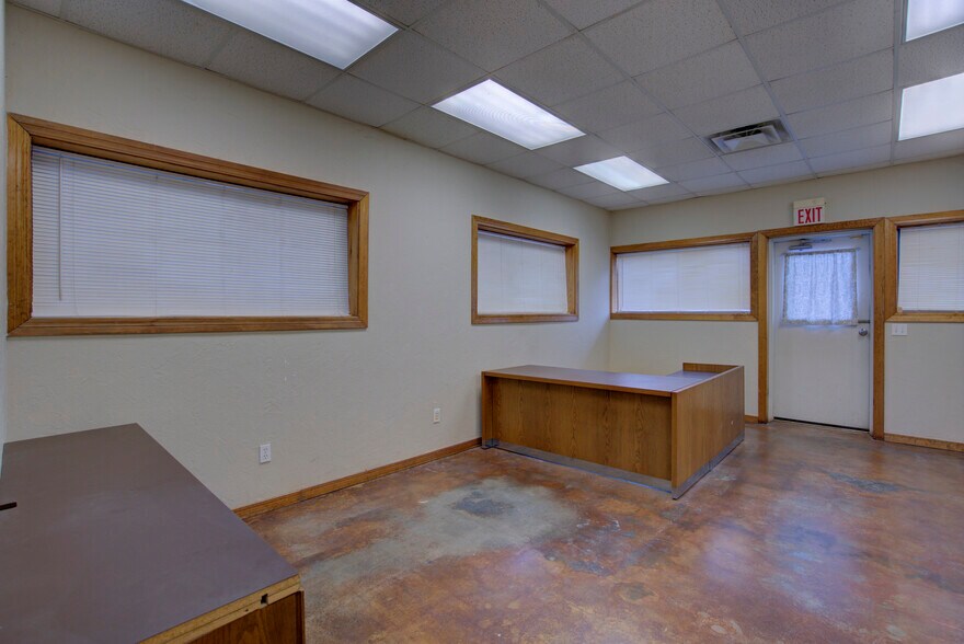 More Photos Of 2830 NW 32nd St, Newcastle Office For Sale