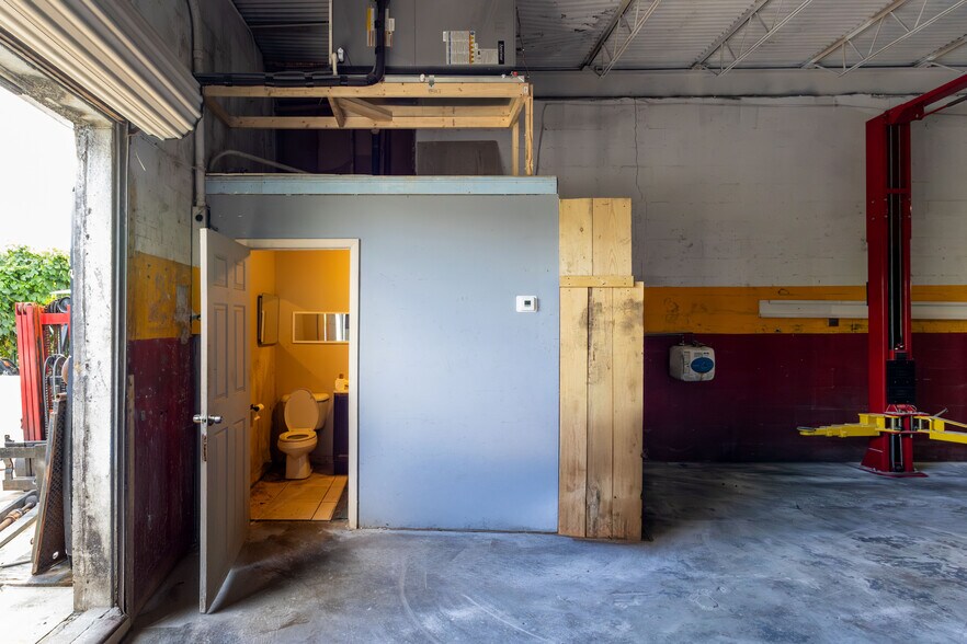 More Photos Of 526-528 S Dixie Hwy E, Pompano Beach Service For Lease