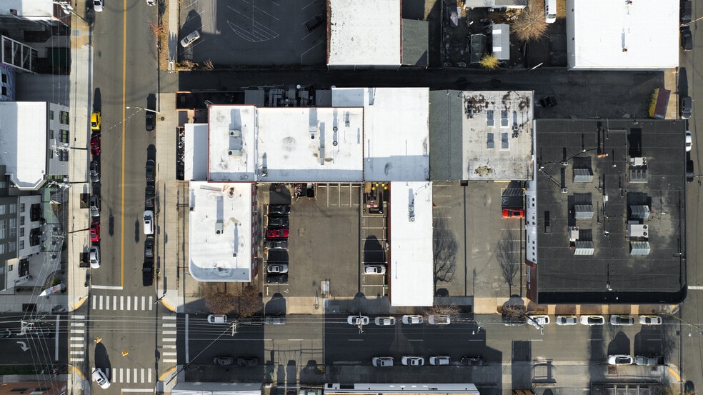 More Photos Of 3310 W Clay St, Richmond Showroom For Lease