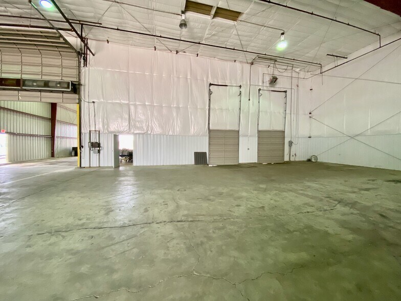 More Photos Of 1103 Carlos G Parker Blvd, Taylor Warehouse For Lease