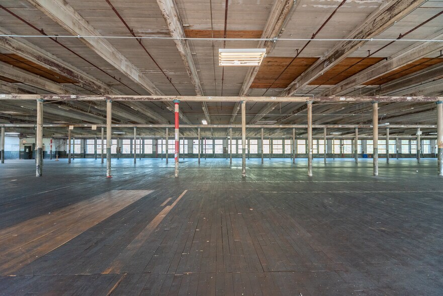 More Photos Of 75 Green St, Clinton Distribution For Sale