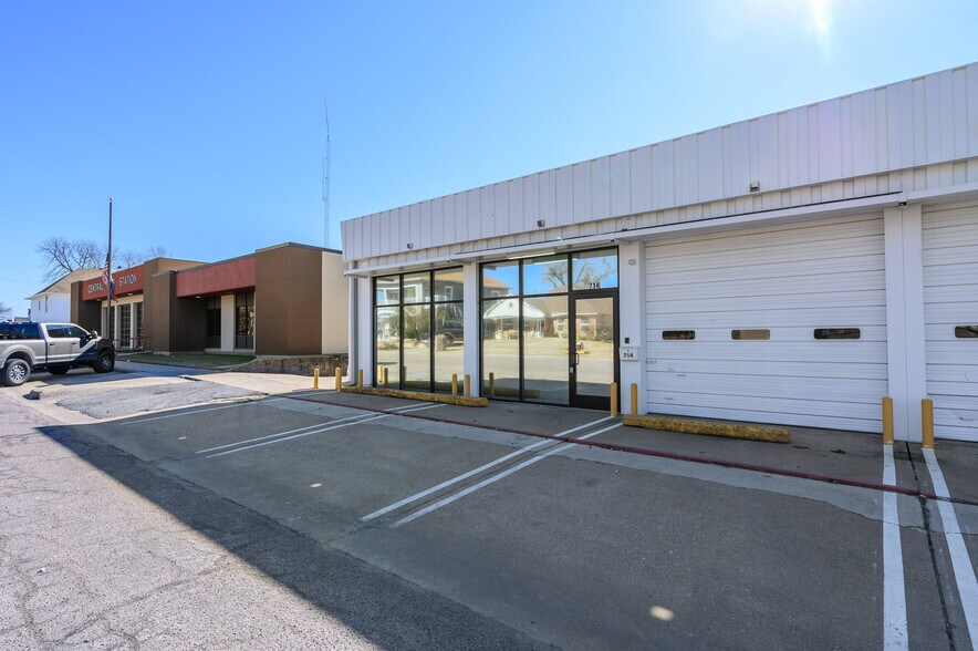 More Photos Of 714 W Chestnut St, Denison Storefront Retail Office For Lease