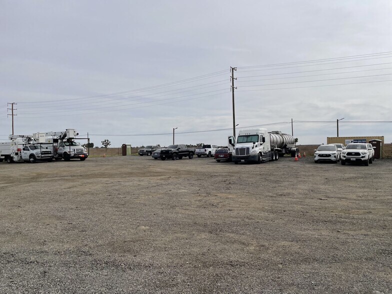 More Photos Of 46135 Division St, Lancaster Service For Sale