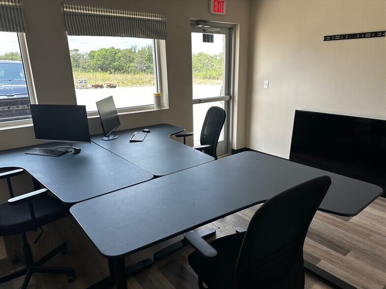 More Photos Of 120 Old Agnes Rd, Weatherford Flex For Lease