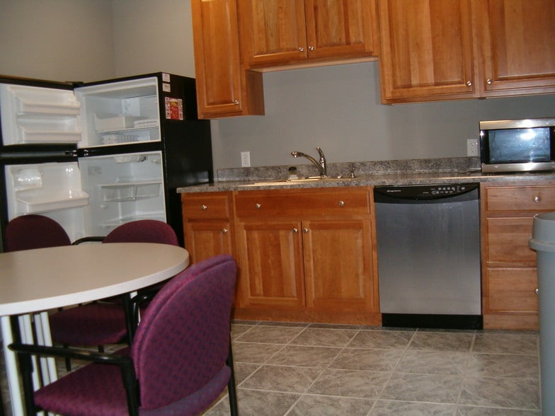 More Photos Of 282 N Broadway, Salem Auto Dealership For Lease