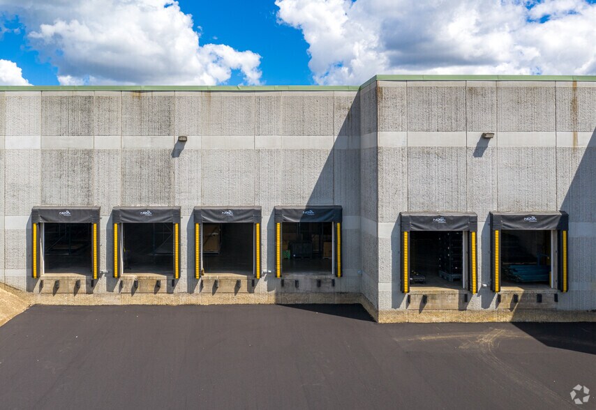 More Photos Of 3440 N Winpark Dr, Minneapolis Distribution For Lease