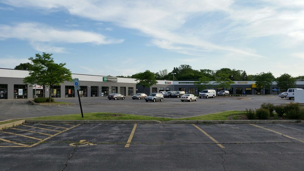 More Photos Of 301-357 Townline Rd, Mundelein General Retail For Sale