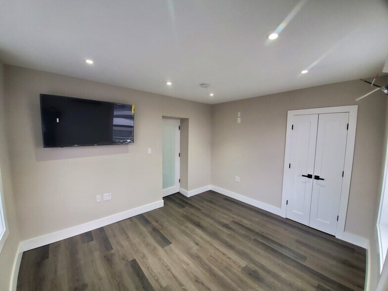 More Photos Of 160-178 Jelliff Ave, Newark Warehouse For Sale