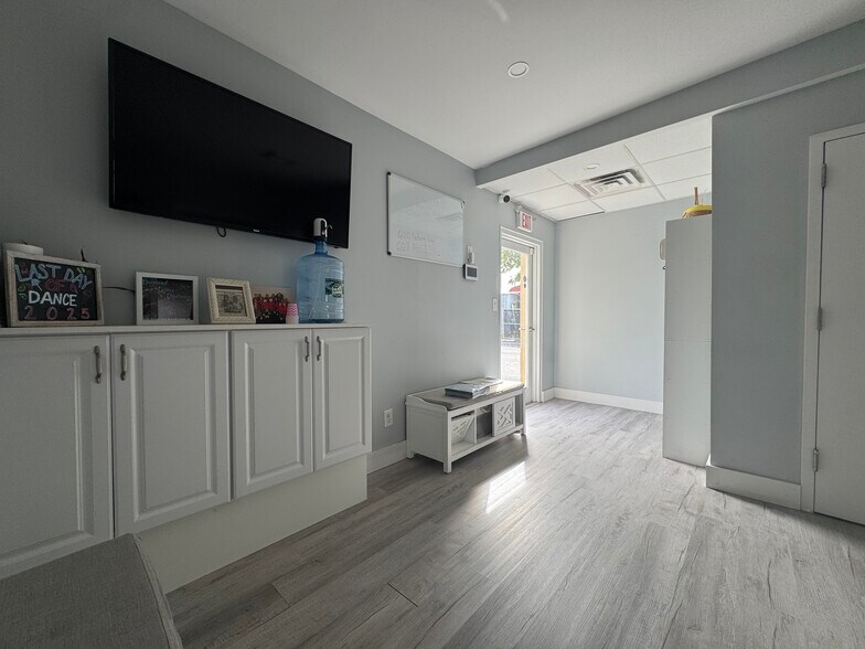 More Photos Of 1046-1048 Montauk Hwy, Copiague Freestanding For Lease