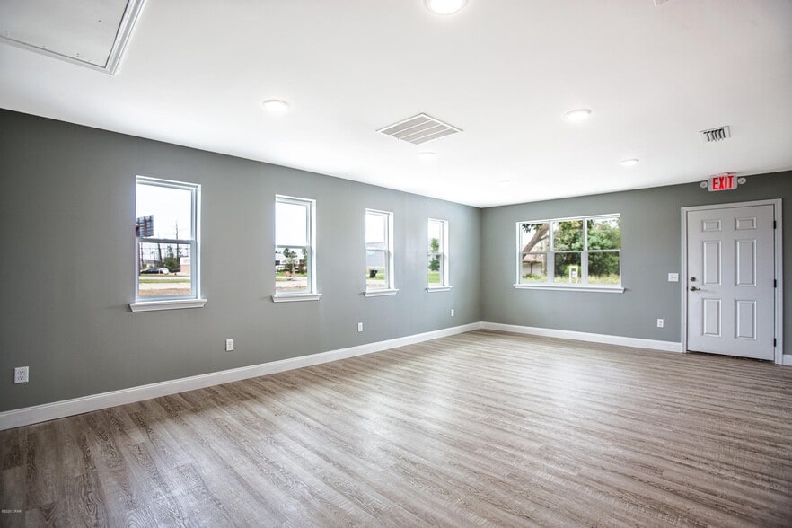 More Photos Of 5618 Lilly St, Panama City Office For Lease