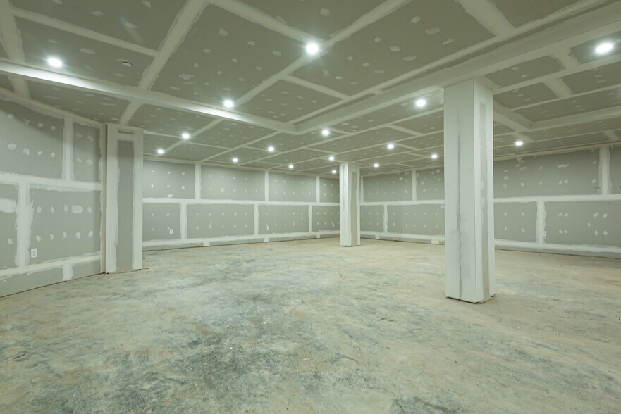 More Photos Of 3043 31st St, Long Island City Service For Lease