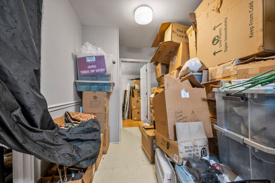 More Photos Of 172 Main st, Saluda Showroom For Sale