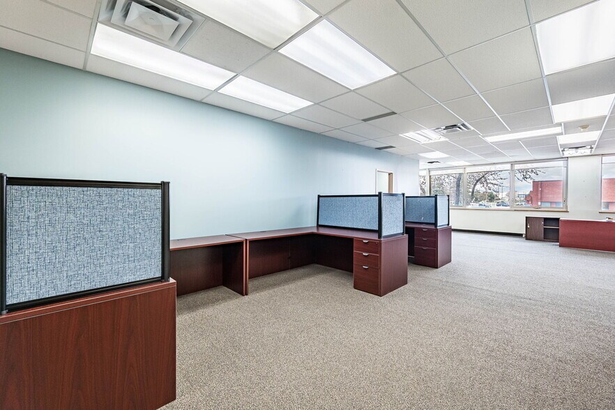 More Photos Of 220 Advance Blvd, Brampton Office For Sale