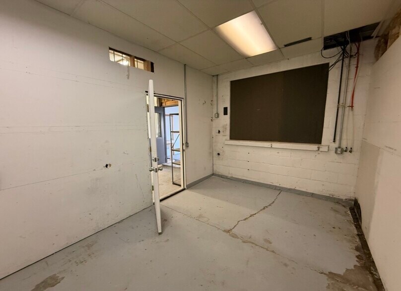 More Photos Of 103 Leonard St S, West Salem Freestanding For Lease