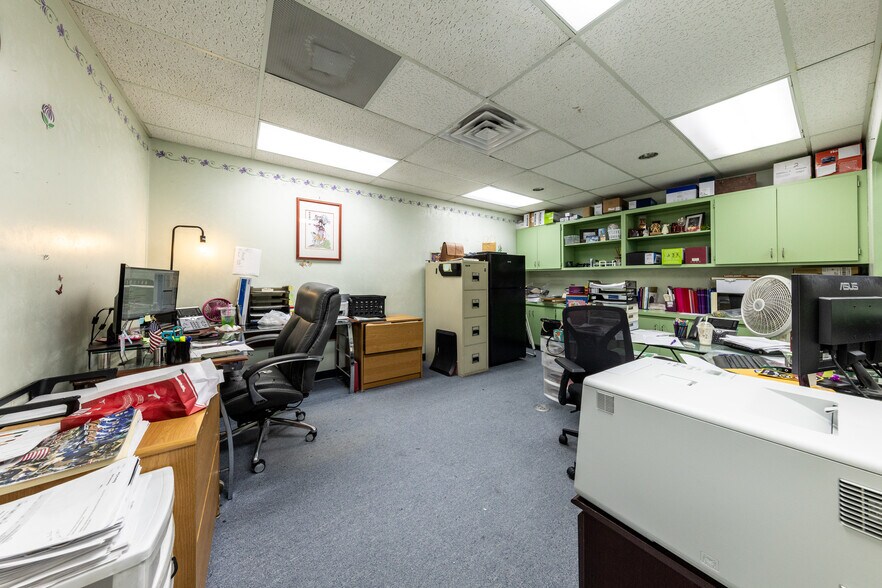 More Photos Of 2111 West Ave, San Antonio Flex For Sale