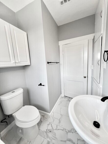 More Photos Of 741 E 9th St, Houston Office Residential For Lease