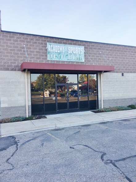 More Photos Of 1565 W Hill Field Rd, Layton Showroom For Lease