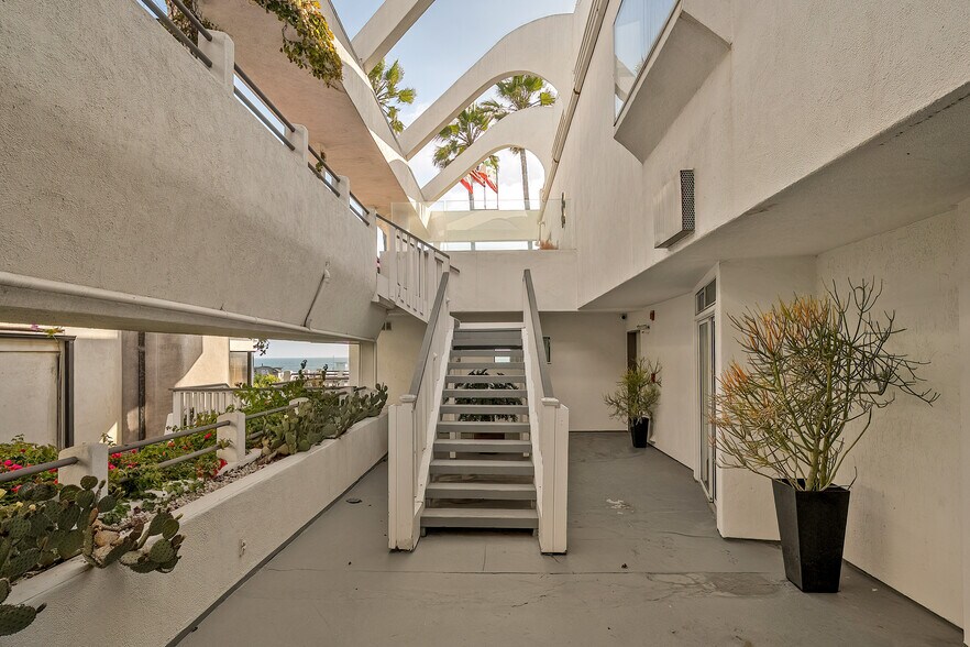 More Photos Of 3111 Ocean Front Walk, Marina Del Rey Apartments For Sale