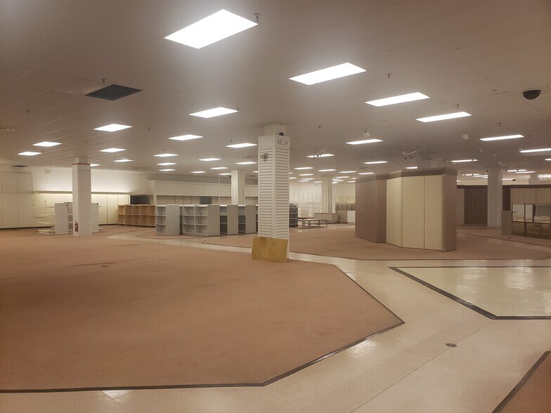 More Photos Of 990 W 41st St, Hibbing Unknown For Lease