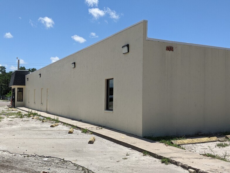 More Photos Of 2704 14th St, Bradenton Freestanding For Lease