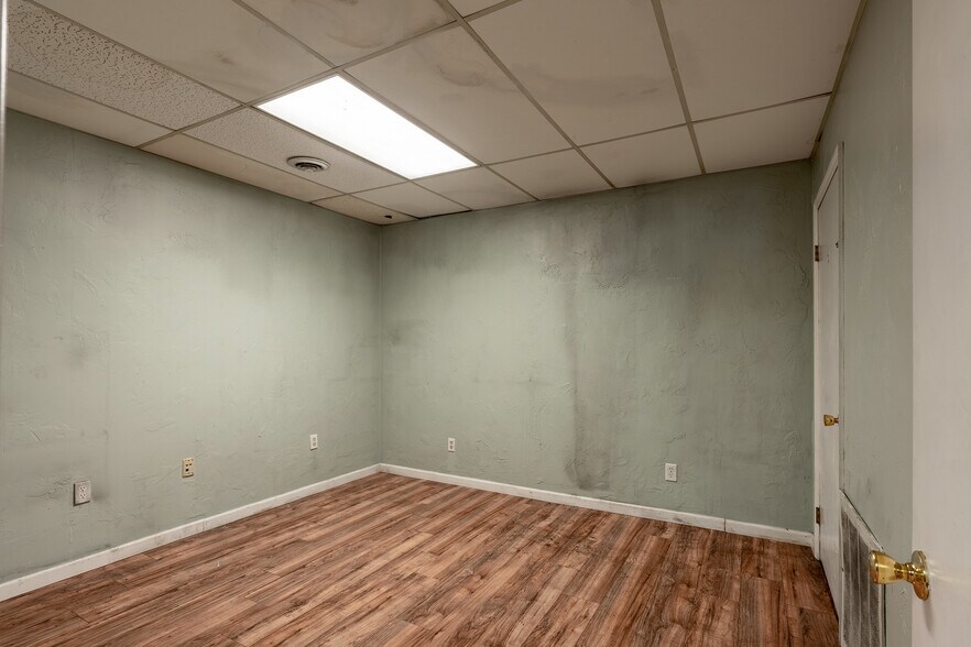 More Photos Of 405 S Pershing St, Energy Office For Sale