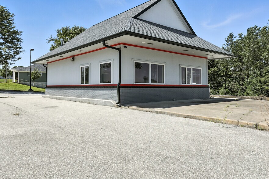 More Photos Of 700 N Country Ave, Kearney Restaurant For Sale