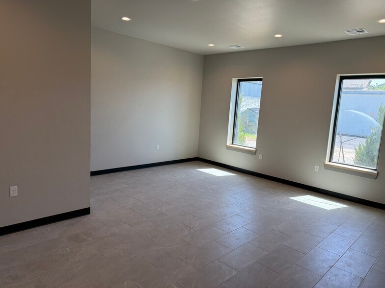 More Photos Of 15 6th st, Edmond Flex For Lease