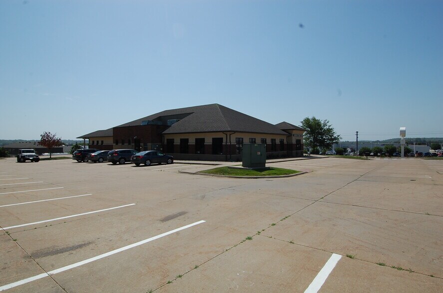 More Photos Of 640 Highway 1 W, Iowa City Office For Sale
