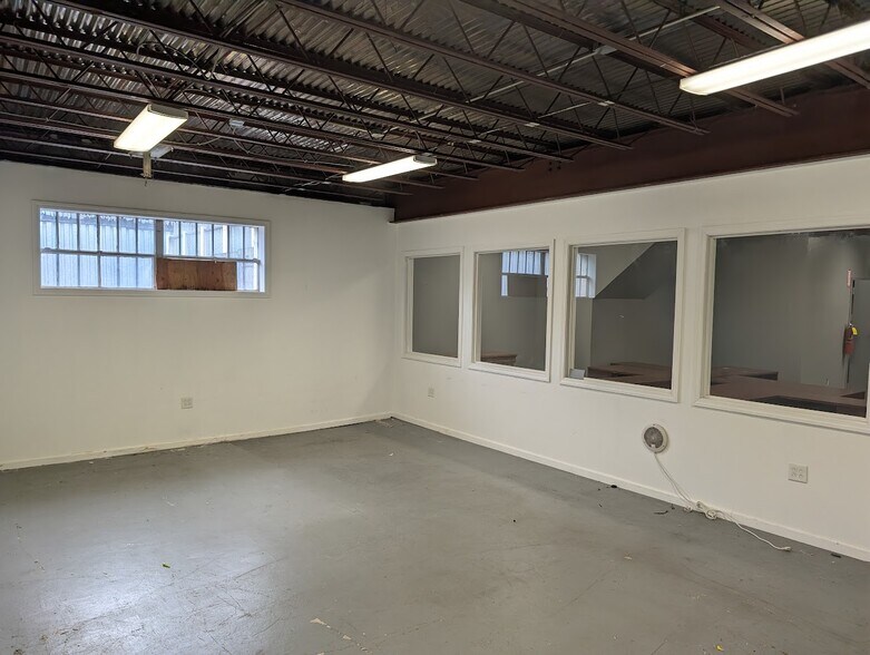 More Photos Of 43 Polk Ave, Hempstead Warehouse For Sale