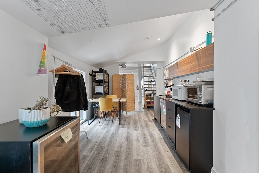 More Photos Of 481-483 Church St, Toronto Storefront Retail Office For Lease