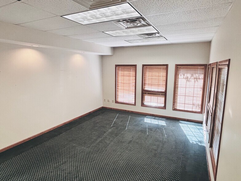More Photos Of 27911 Clemens Rd, Westlake Office Residential For Lease
