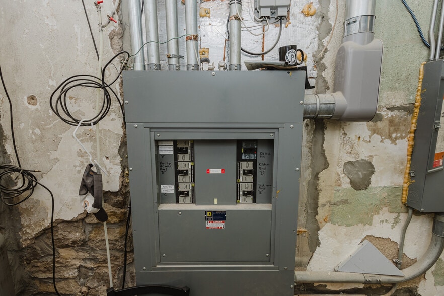 More Photos Of 830 N Kansas Ave, Topeka Bar For Sale