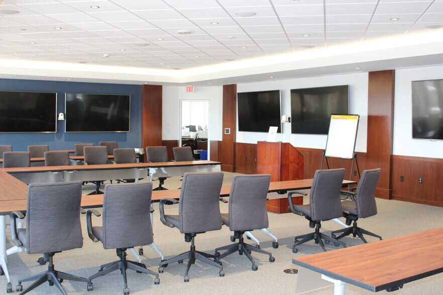 More Photos Of 1500 Main St, Springfield Medical For Lease