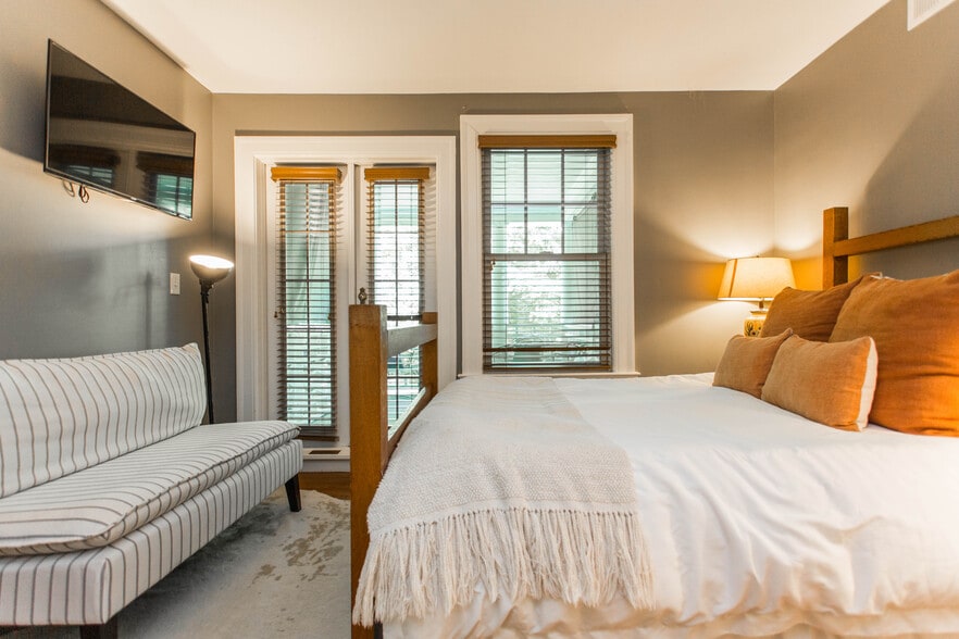 More Photos Of 116 E 46th St, Kansas City Hospitality For Sale