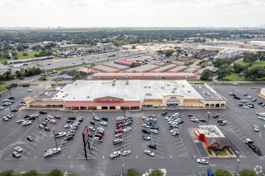 More Photos Of 1000-1094 Federal Rd, Houston Unknown For Lease