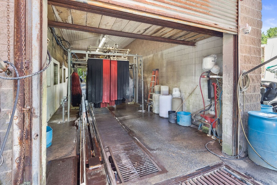 More Photos Of 146 N Main St, Spring Valley Service Station For Sale