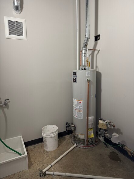 More Photos Of 945 Criss Cir, Elk Grove Village Light Manufacturing For Lease