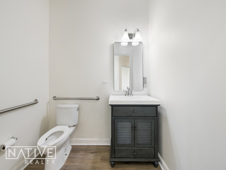 More Photos Of 701 SE 32nd Ct, Fort Lauderdale Flex For Lease