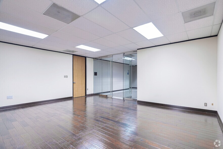 More Photos Of 397 N Sam Houston Pky E, Houston Office For Lease