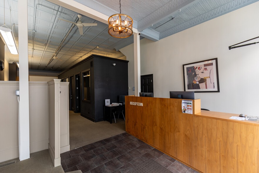 More Photos Of 827 N Milwaukee Ave, Chicago Storefront Retail Office For Sale